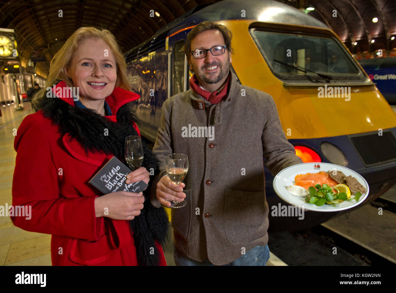 Mitch tonks lance son menu gastronomique à paddingrton pullman station avec l'écrivain alimentaire xanthe argile (haut bleu/rouge) Banque D'Images