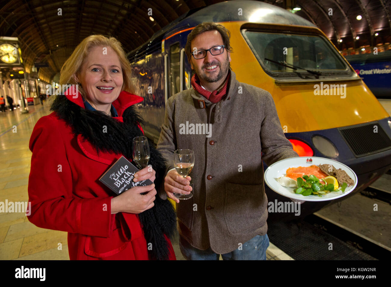 Mitch tonks lance son menu gastronomique à paddingrton pullman station avec l'écrivain alimentaire xanthe argile (haut bleu/rouge) Banque D'Images