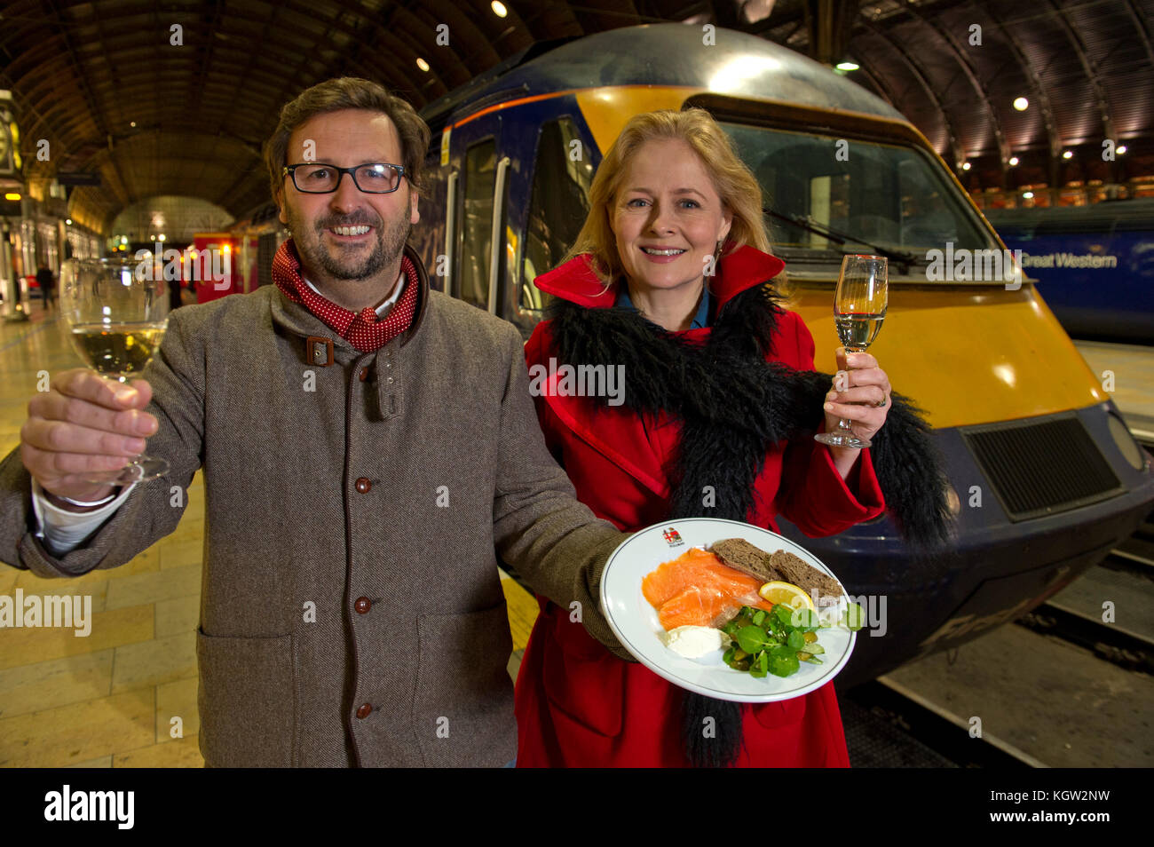 Mitch tonks lance son menu gastronomique à paddingrton pullman station avec l'écrivain alimentaire xanthe argile (haut bleu/rouge) Banque D'Images