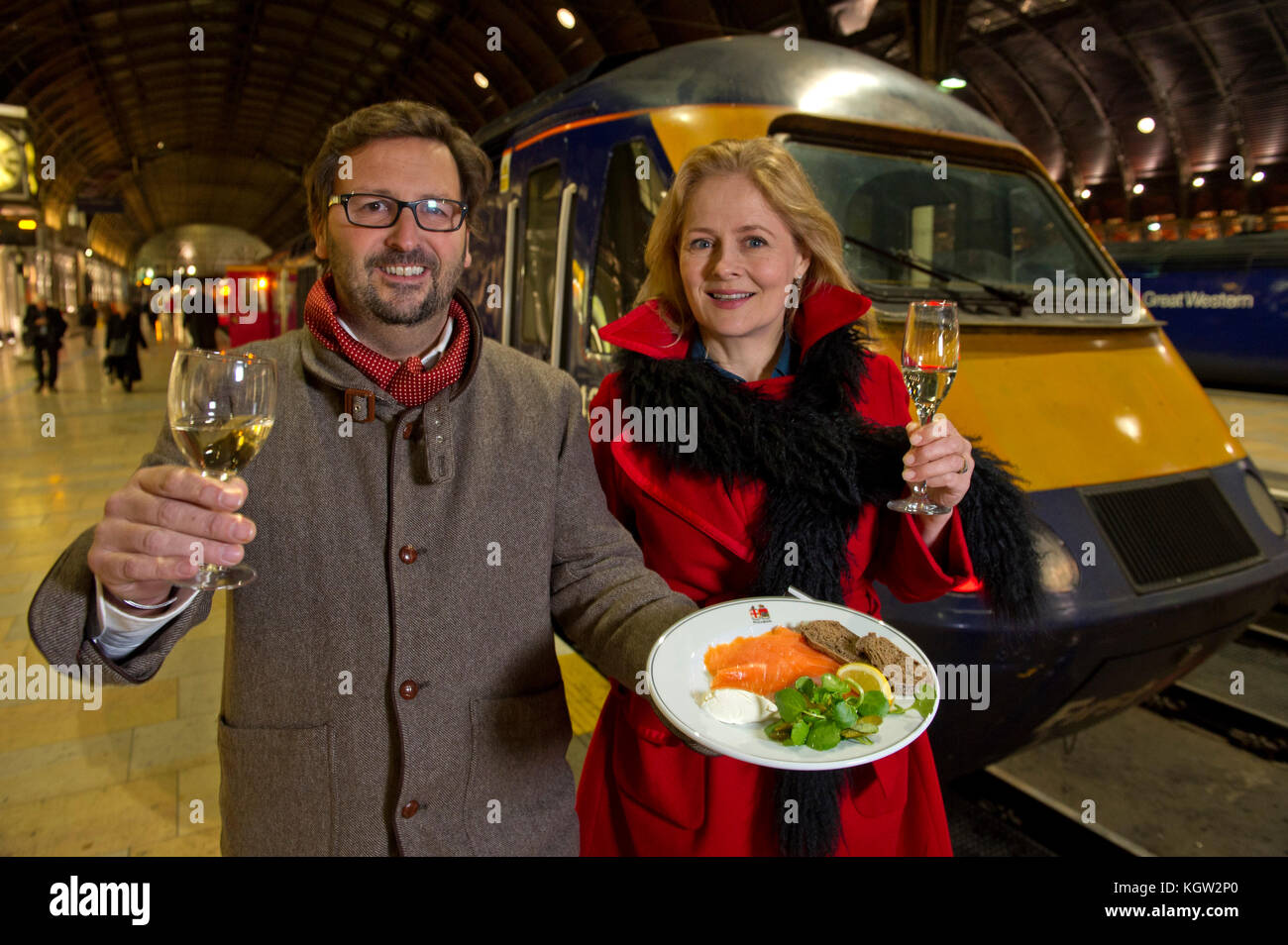 Mitch tonks lance son menu gastronomique à paddingrton pullman station avec l'écrivain alimentaire xanthe argile (haut bleu/rouge) Banque D'Images