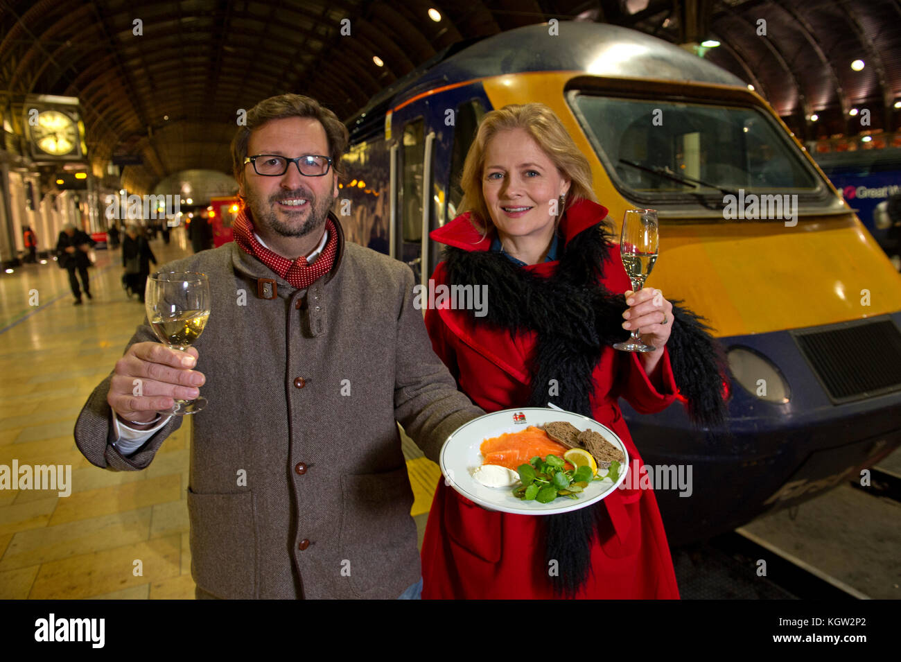 Mitch tonks lance son menu gastronomique à paddingrton pullman station avec l'écrivain alimentaire xanthe argile (haut bleu/rouge) Banque D'Images