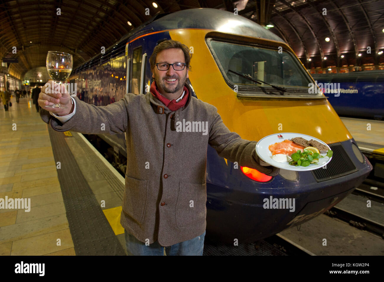 Mitch tonks lance son menu gastronomique à paddingrton pullman station avec l'écrivain alimentaire xanthe argile (haut bleu/rouge) Banque D'Images