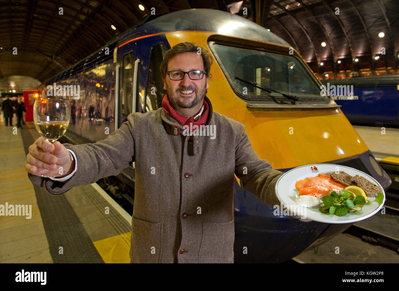Mitch tonks lance son menu gastronomique à paddingrton pullman station avec l'écrivain alimentaire xanthe argile (haut bleu/rouge) Banque D'Images