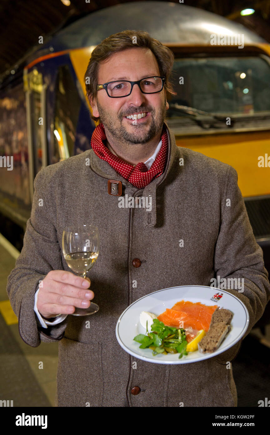 Mitch tonks lance son menu gastronomique à paddingrton pullman station avec l'écrivain alimentaire xanthe argile (haut bleu/rouge) Banque D'Images