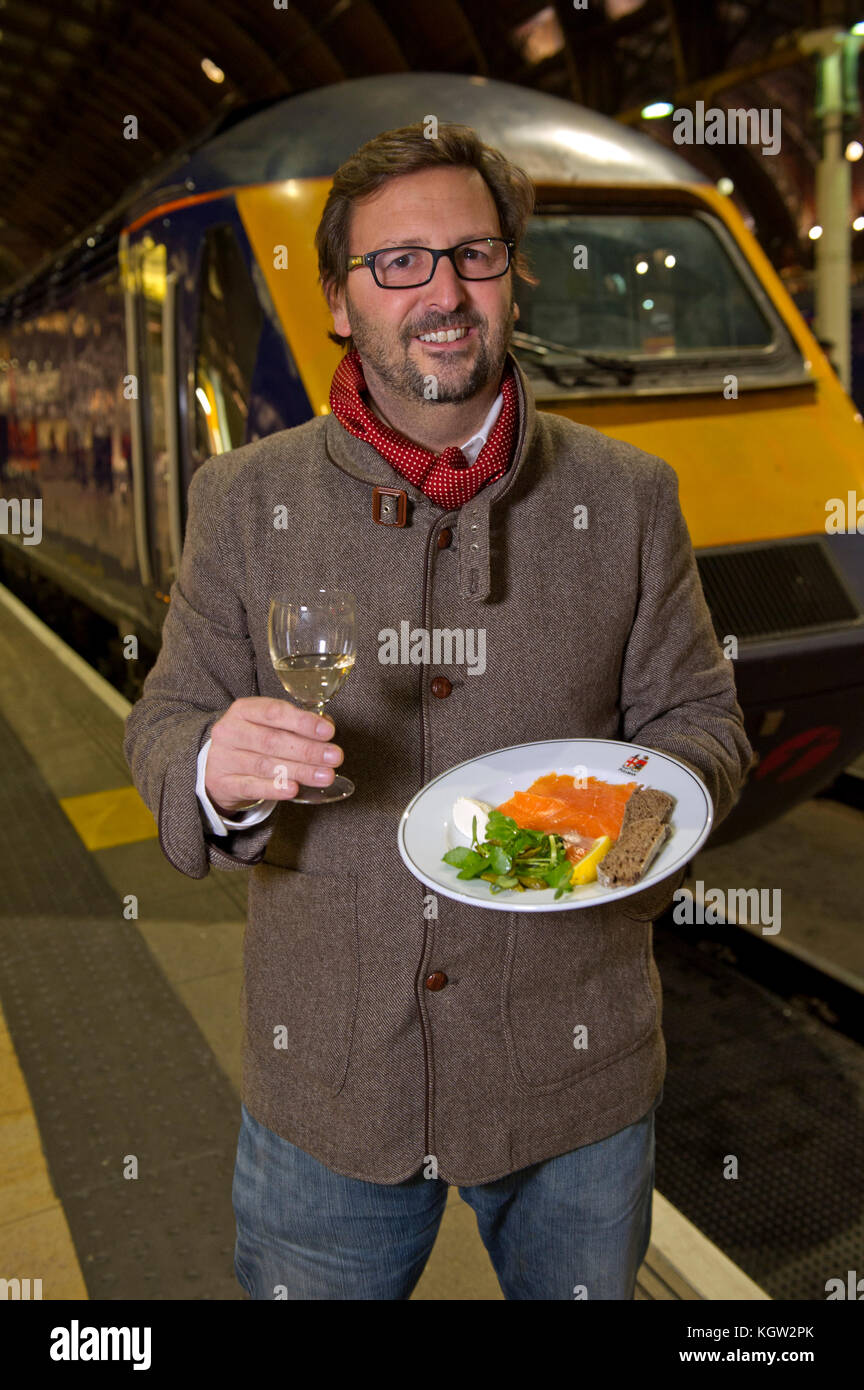 Mitch tonks lance son menu gastronomique à paddingrton pullman station avec l'écrivain alimentaire xanthe argile (haut bleu/rouge) Banque D'Images