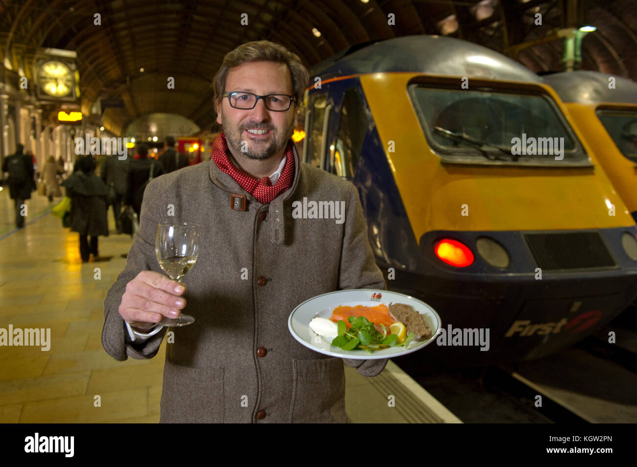 Mitch tonks lance son menu gastronomique à paddingrton pullman station avec l'écrivain alimentaire xanthe argile (haut bleu/rouge) Banque D'Images