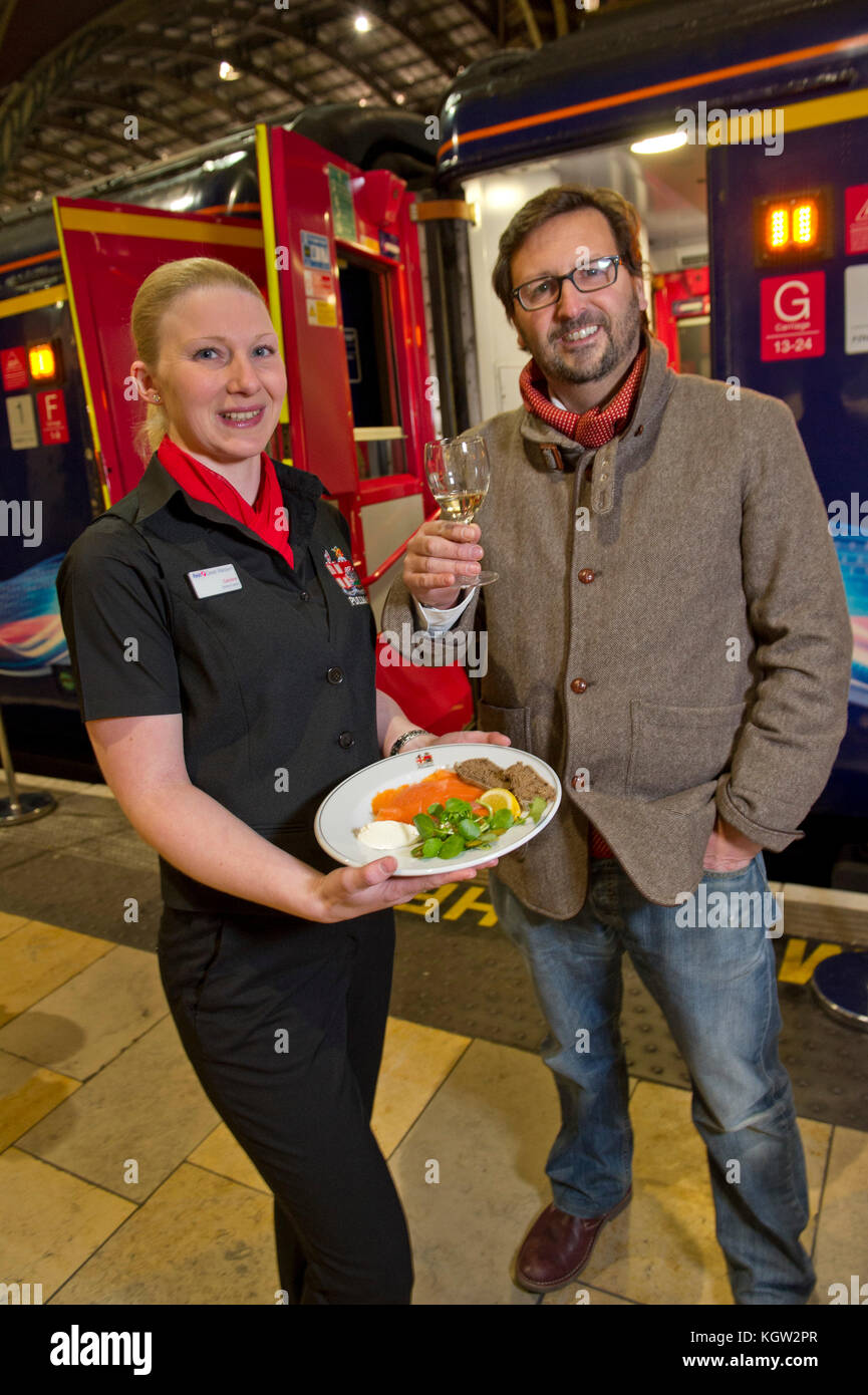 Mitch tonks lance son menu gastronomique à paddingrton pullman station avec l'écrivain alimentaire xanthe argile (haut bleu/rouge) Banque D'Images