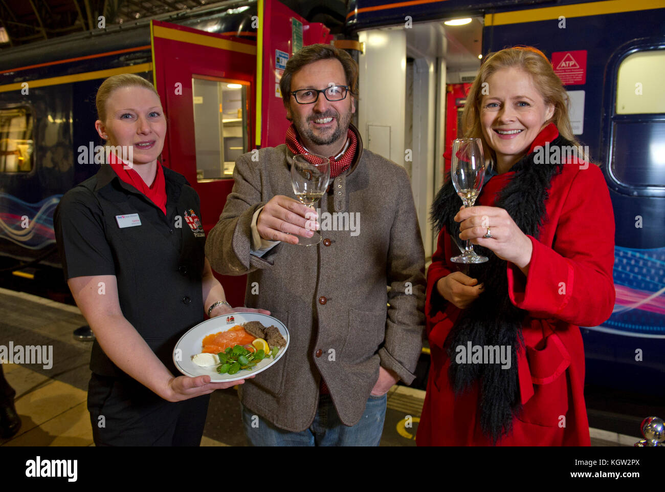 Mitch tonks lance son menu gastronomique à paddingrton pullman station avec l'écrivain alimentaire xanthe argile (haut bleu/rouge) Banque D'Images