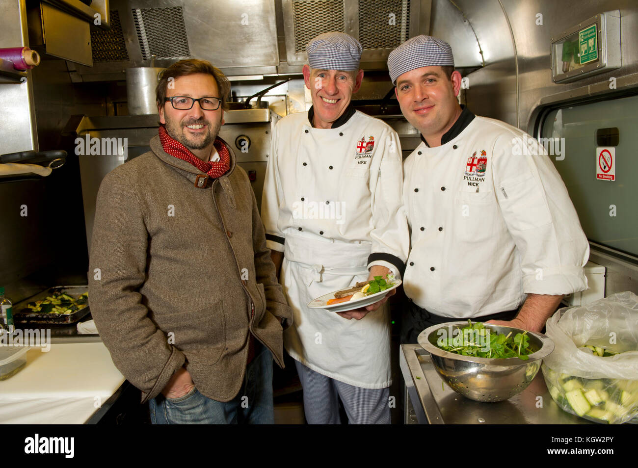 Mitch tonks lance son menu gastronomique à paddingrton pullman station avec l'écrivain alimentaire xanthe argile (haut bleu/rouge) Banque D'Images