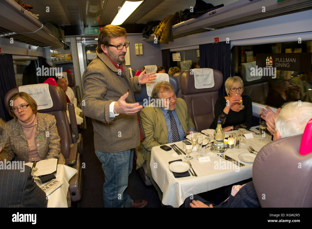 Mitch tonks lance son menu gastronomique à paddingrton pullman station avec l'écrivain alimentaire xanthe argile (haut bleu/rouge) Banque D'Images