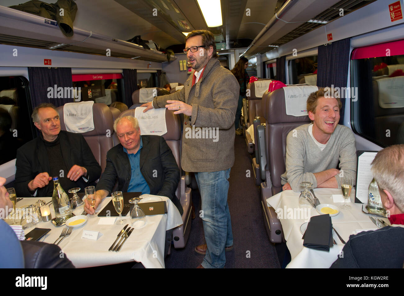 Mitch tonks lance son menu gastronomique à paddingrton pullman station avec l'écrivain alimentaire xanthe argile (haut bleu/rouge) Banque D'Images