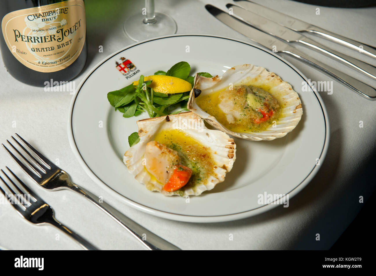 Mitch tonks lance son menu gastronomique à paddingrton pullman station avec l'écrivain alimentaire xanthe argile (haut bleu/rouge) Banque D'Images