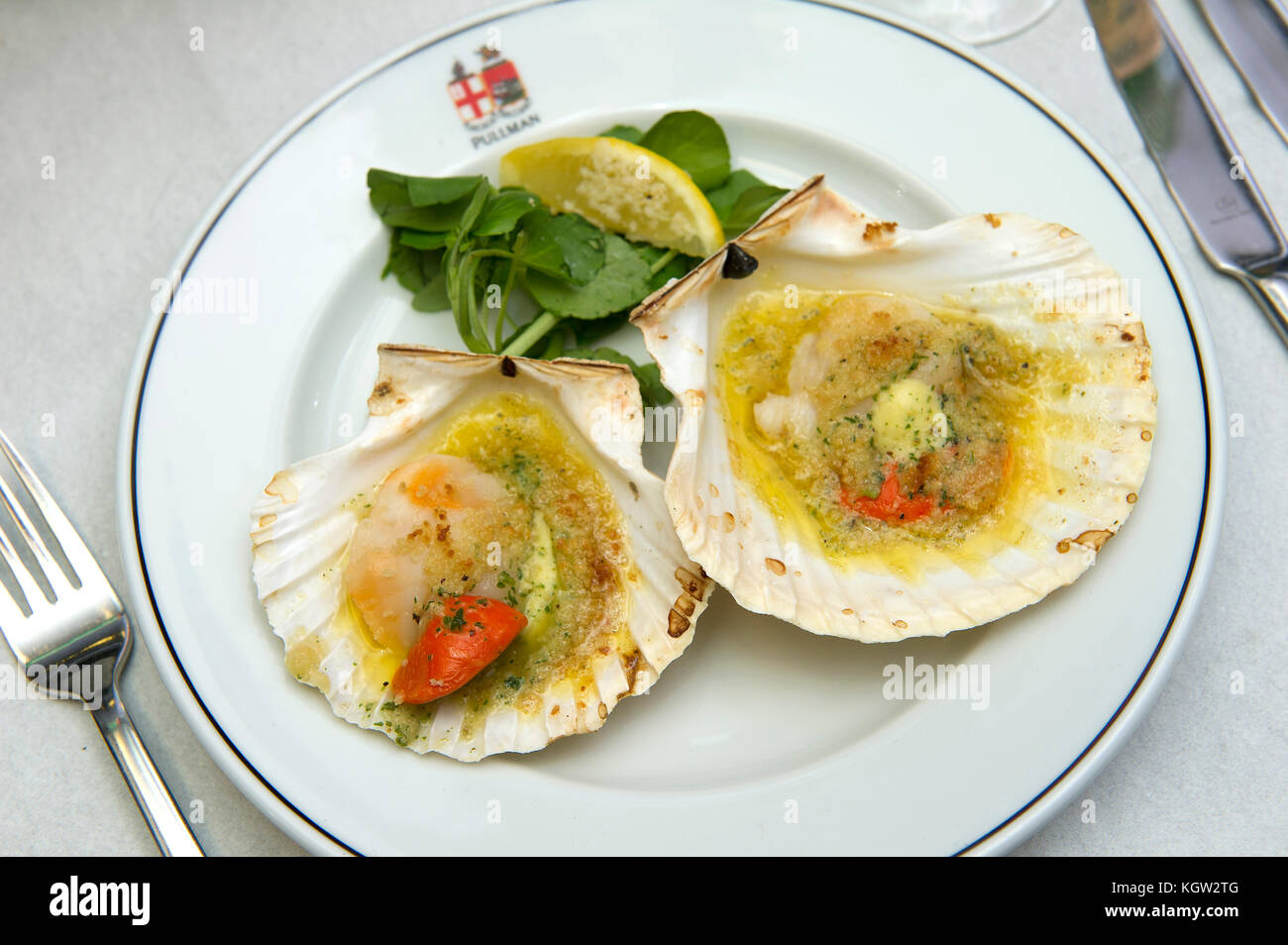 Mitch tonks lance son menu gastronomique à paddingrton pullman station avec l'écrivain alimentaire xanthe argile (haut bleu/rouge) Banque D'Images