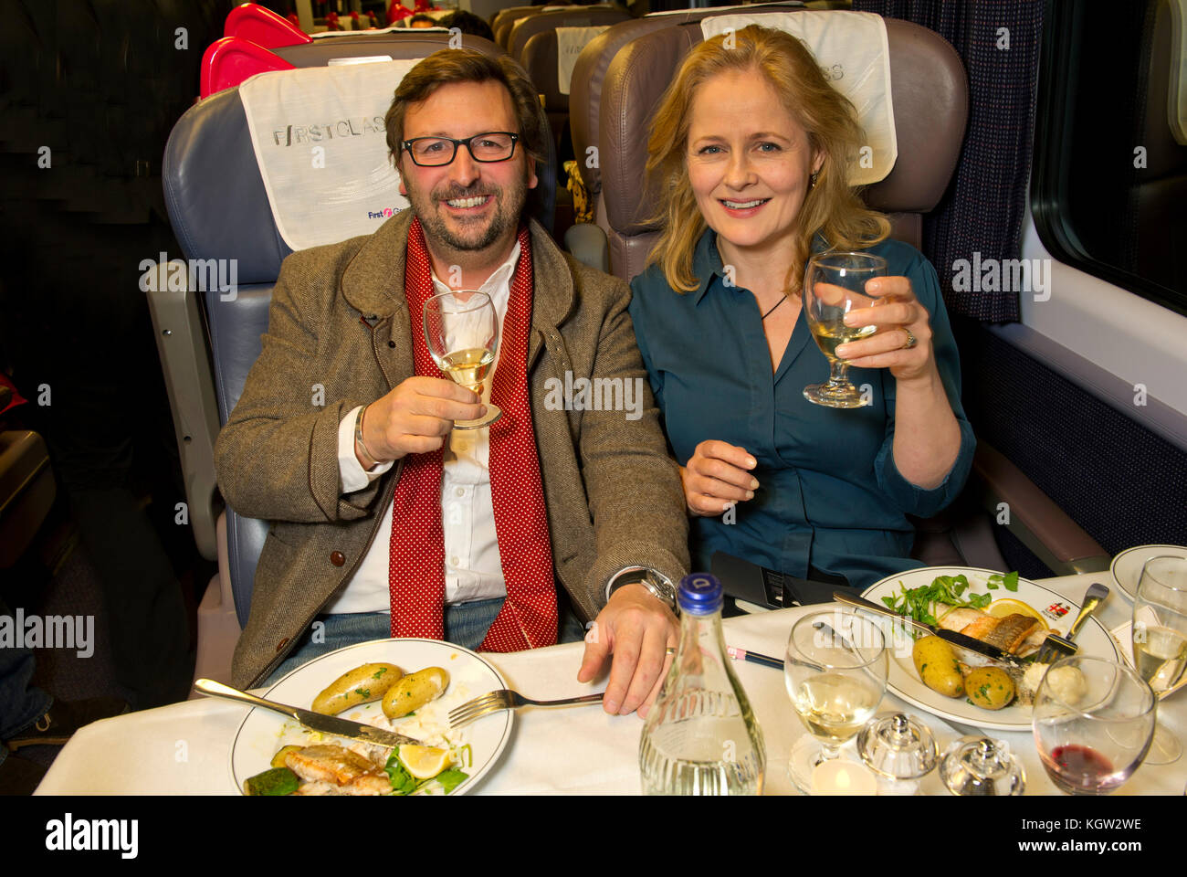 Mitch tonks lance son menu gastronomique à paddingrton pullman station avec l'écrivain alimentaire xanthe argile (haut bleu/rouge) Banque D'Images