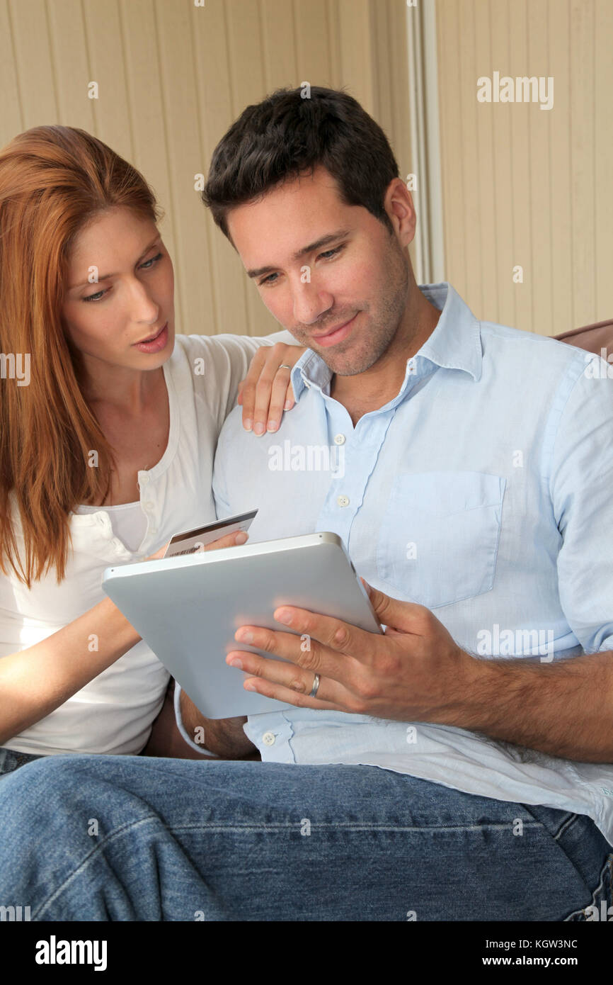 Couple doing online shopping avec tablette électronique Banque D'Images