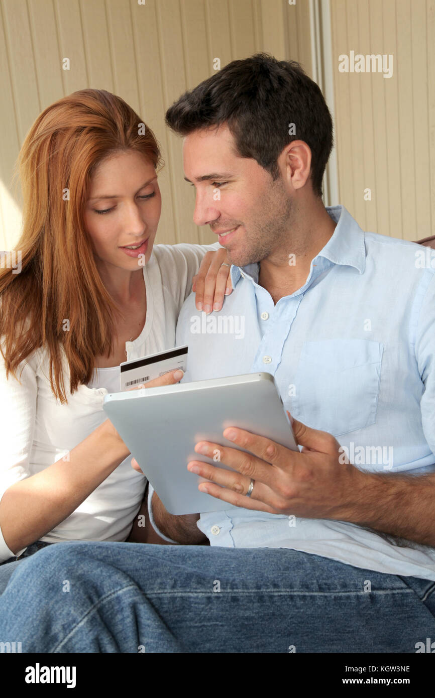Couple doing online shopping avec tablette électronique Banque D'Images