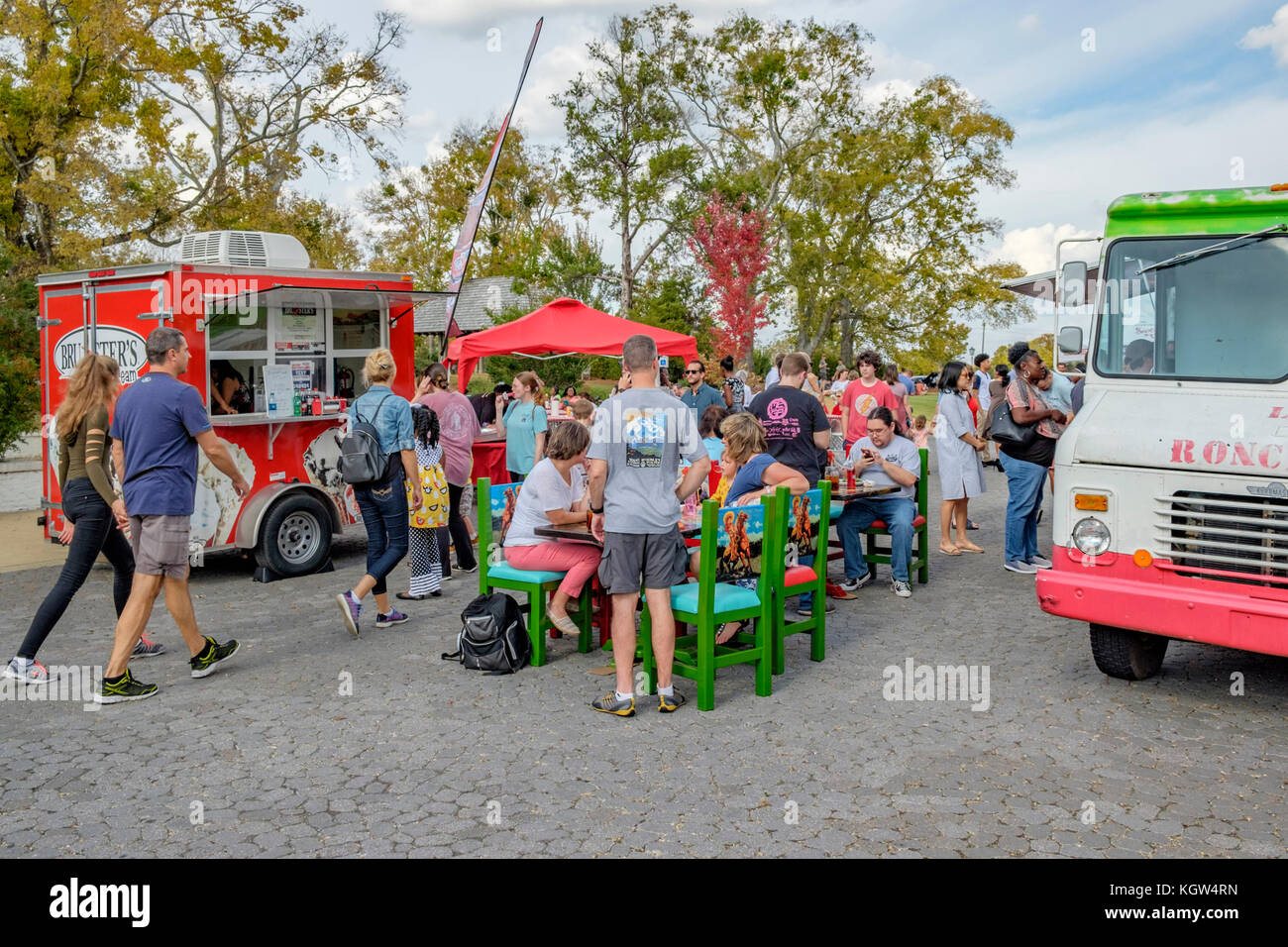 Les clients d'un festival de food truck dans une petite communauté de Montgomery Alabama, aux États-Unis, font la queue ou font la queue pour commander de la nourriture. Banque D'Images