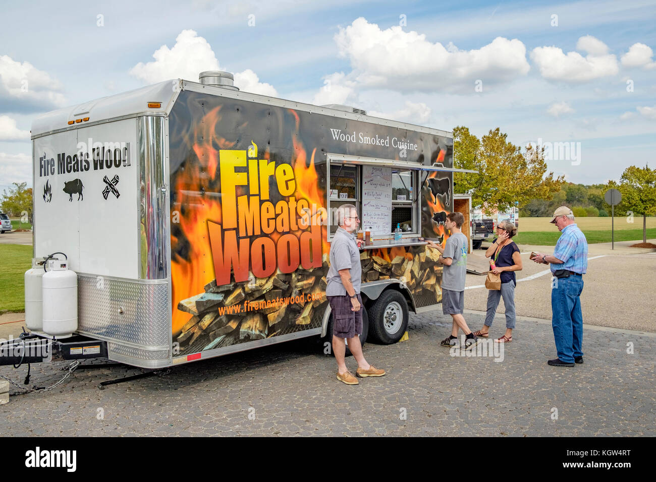 Les clients d'un festival de food truck dans une petite communauté de Montgomery Alabama, aux États-Unis, font la queue ou font la queue pour commander de la nourriture. Banque D'Images