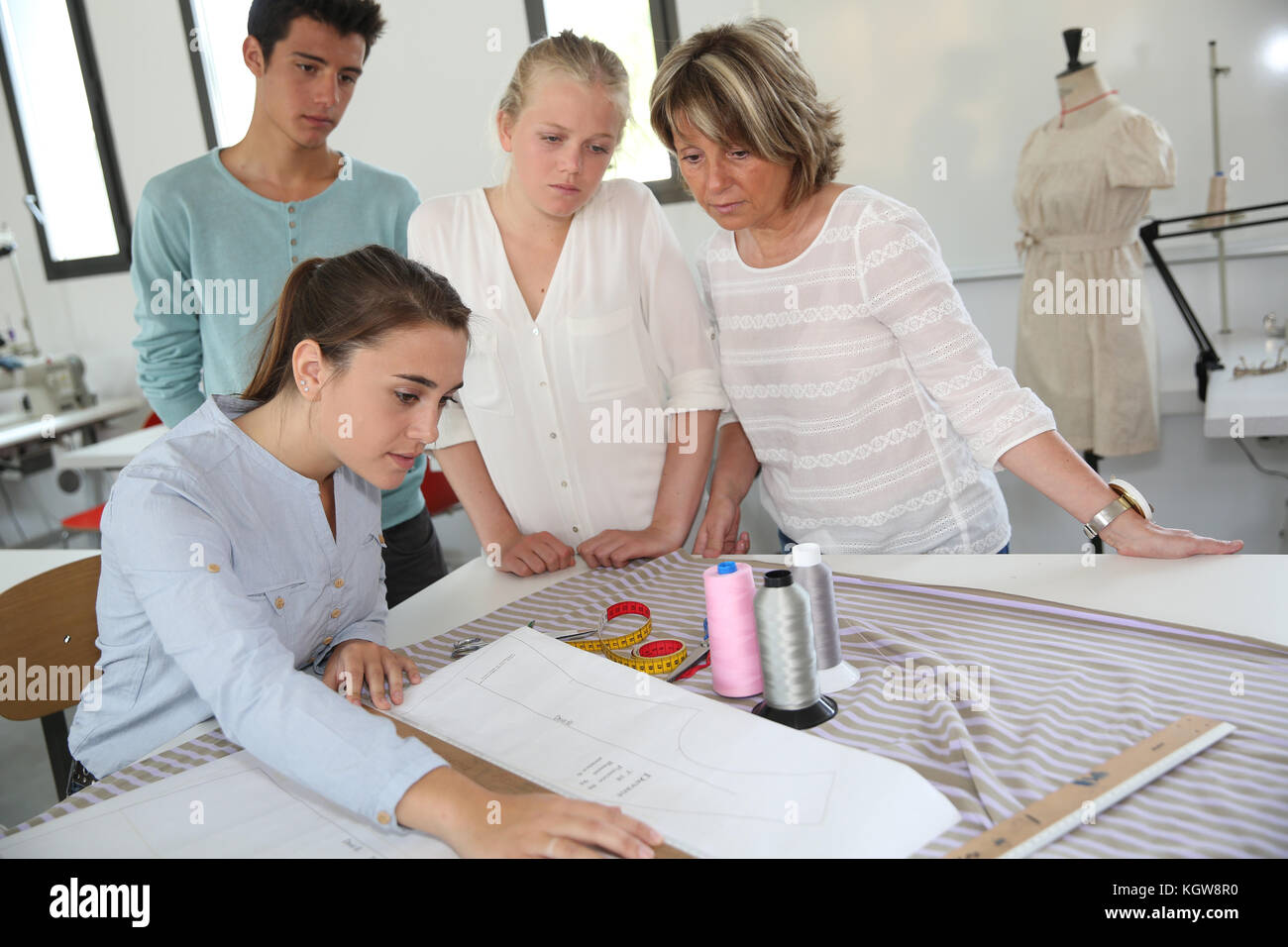 Groupe d'étudiants en école de formation en couture Banque D'Images