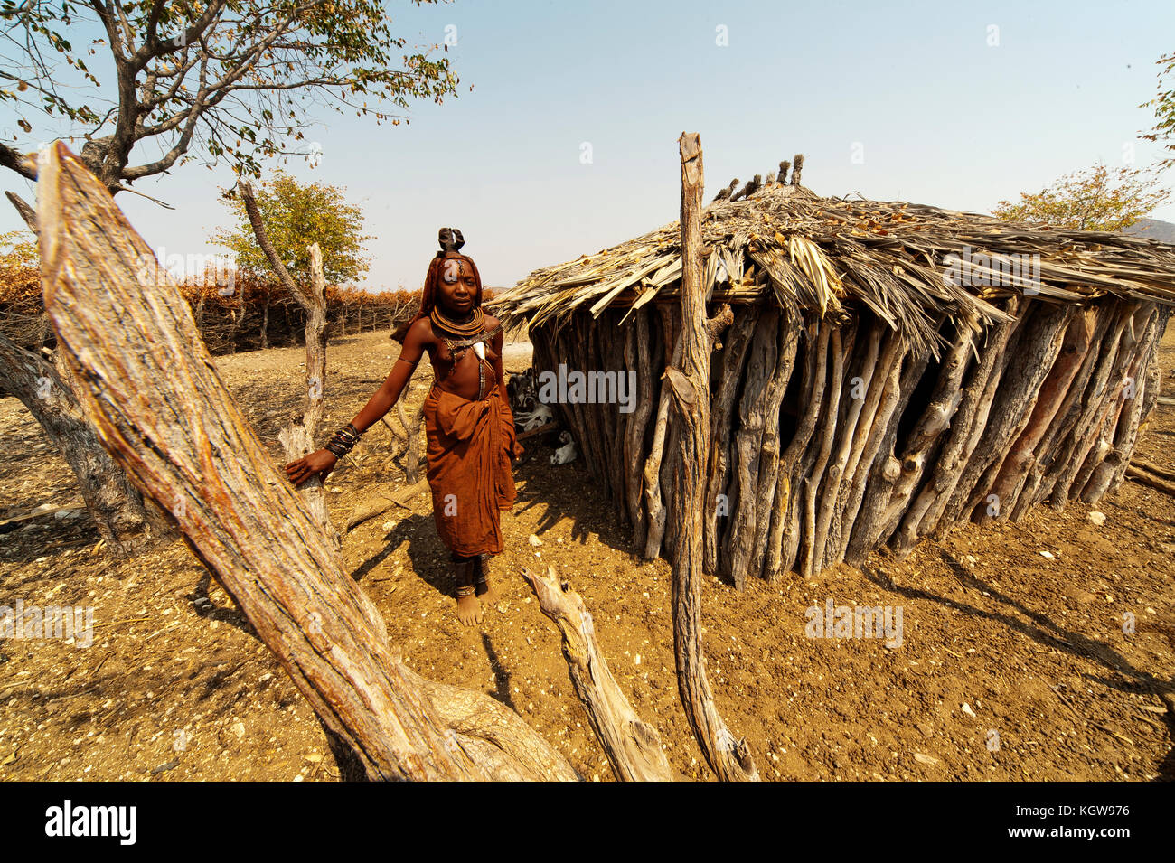 Femme Himba dans son village près d'Epupa Falls. Himbas également vécu aussi dans le sud de l'Angola, où ils sont appelés des hereros. La Namibie Banque D'Images