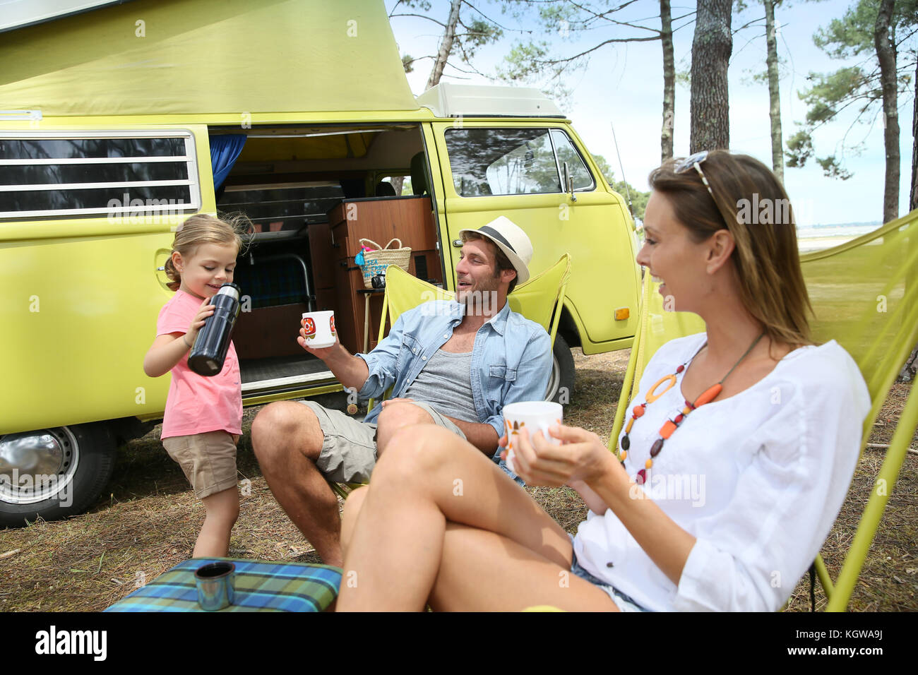 Happy Family relaxing by camper van en été Banque D'Images