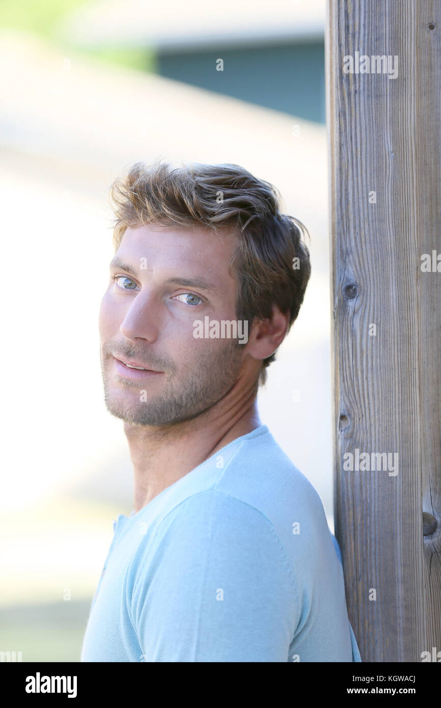 Beau portrait d'homme de 30 ans Banque D'Images