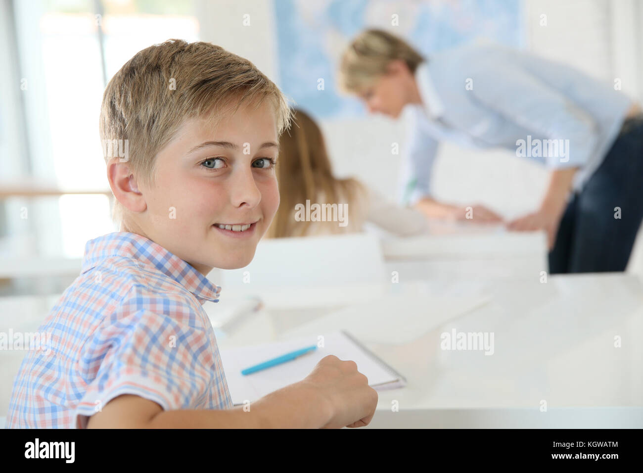 Jeune écolier smiling in classroom Banque D'Images