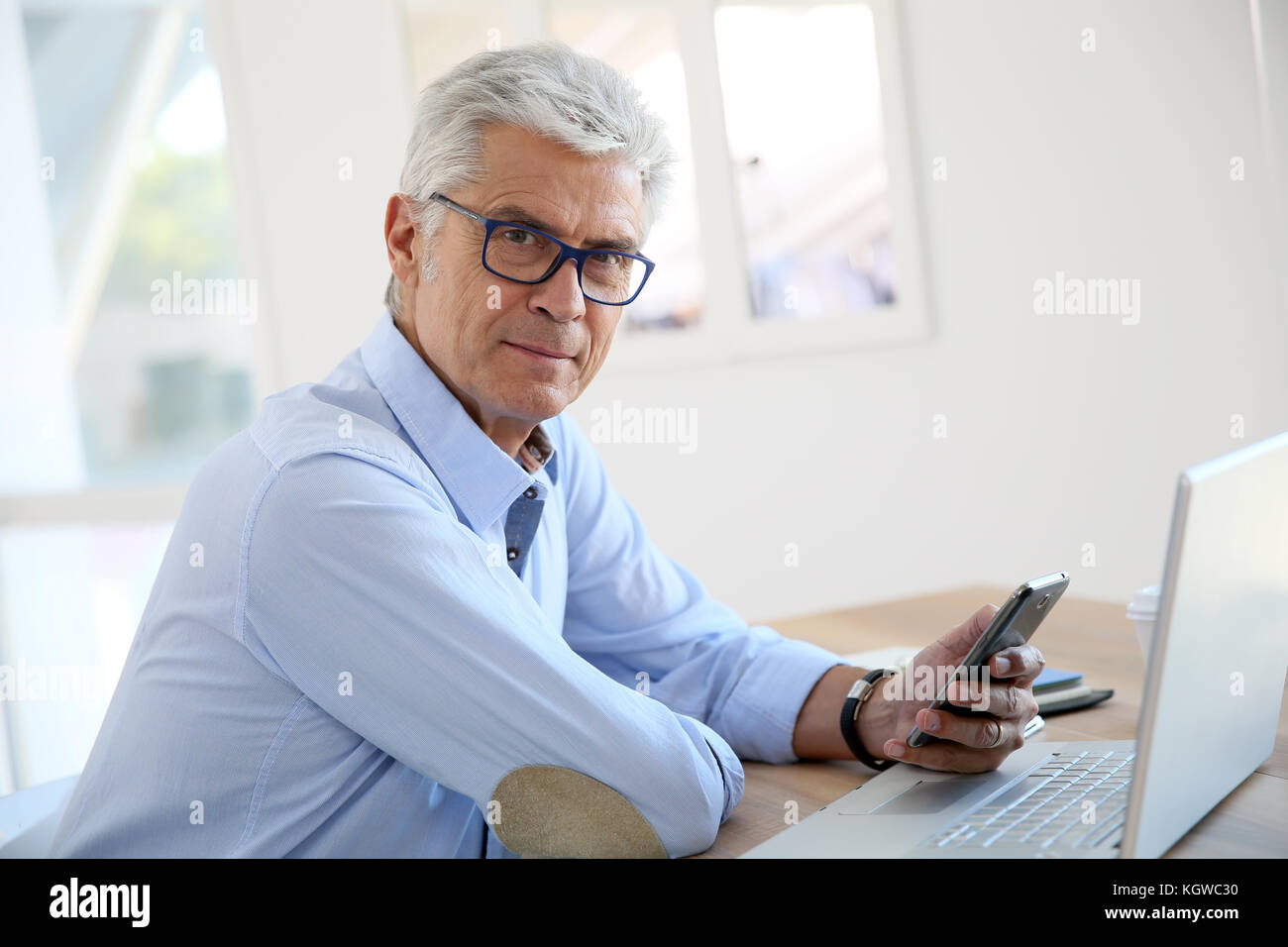 Senior businessman working on laptop computer Banque D'Images