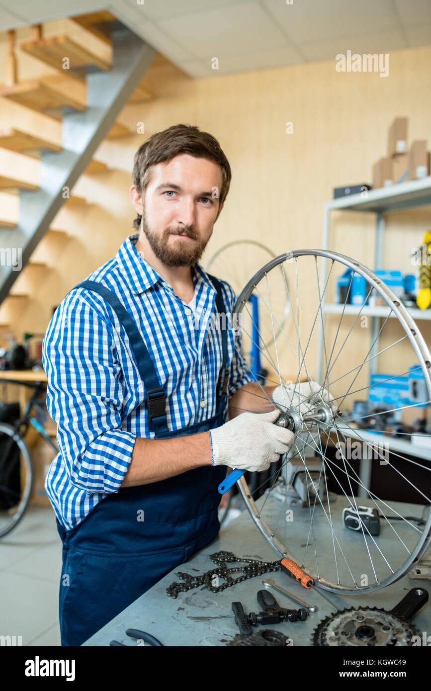 Réparateur de vélo professionnel centre de roue fixation en atelier Banque D'Images