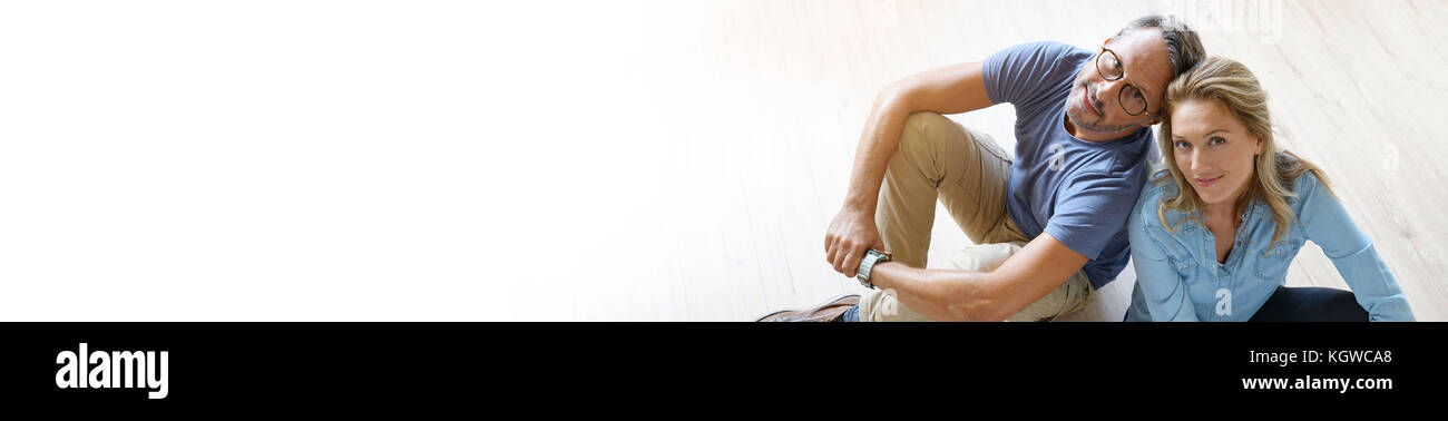 Vue supérieure du couple sitting on wooden floor at home Banque D'Images