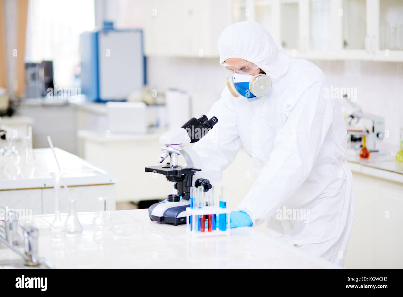 Clinicien moderne en étudiant les nouveaux virus en laboratoire chimique de microscope Banque D'Images