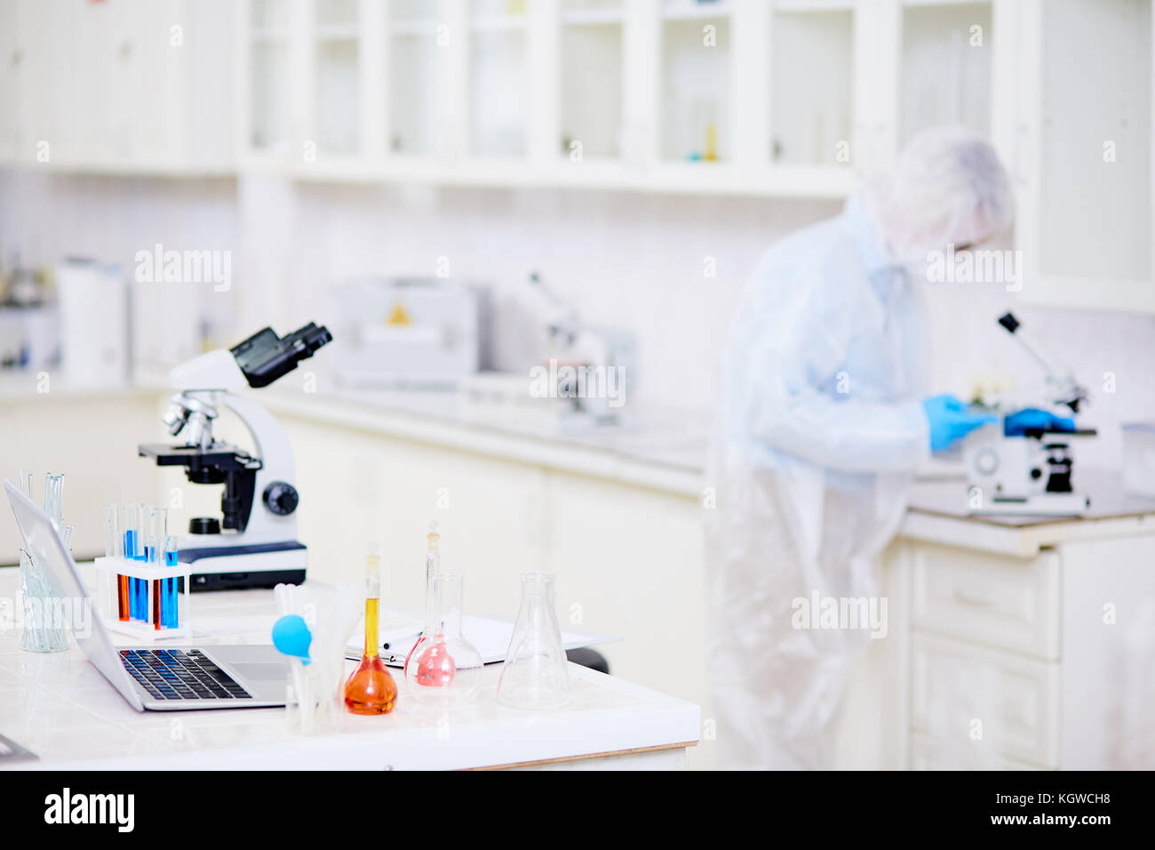 Équipements chimiques sur le lieu de travail de scientist working in lab Banque D'Images