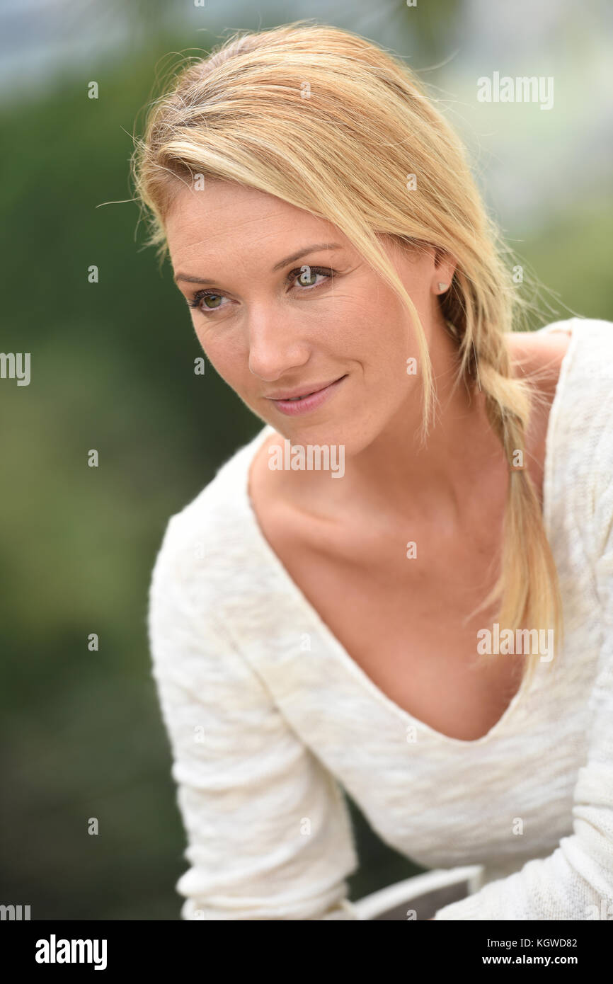 Portrait de jolie femme blonde d'âge moyen Banque D'Images