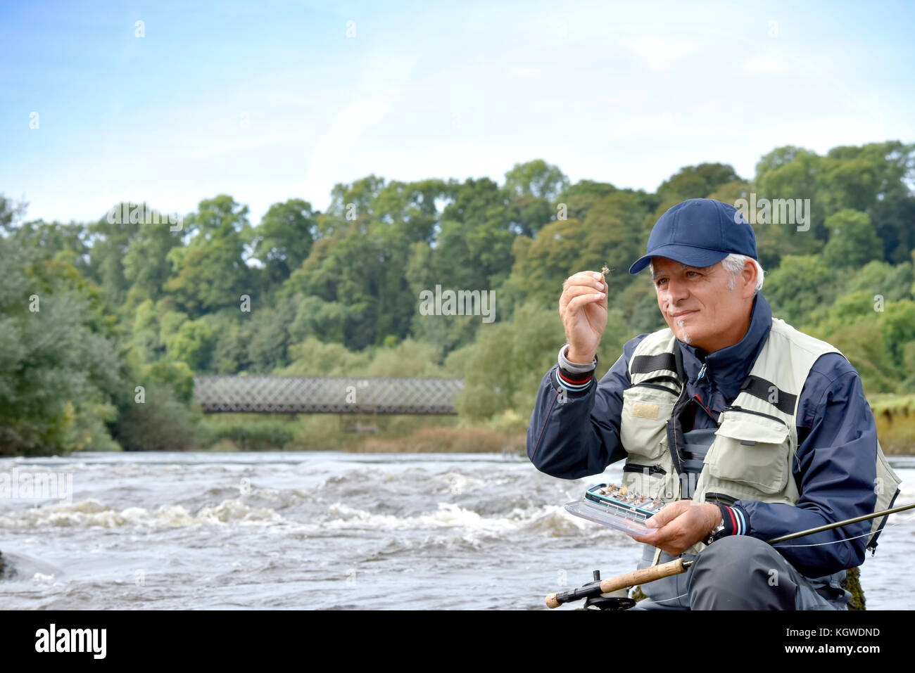 Fly-pêcheur assis sur la roche, le choix de voler Banque D'Images