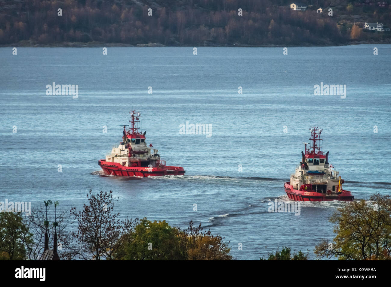 Bergen, Norvège - Octobre 2017 : Deux petits bateaux de remorquage de quitter port de Bergen, Norvège Banque D'Images
