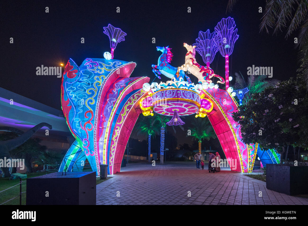 DUBAÏ, Émirats arabes Unis - 28OCT2017 : Dubai Garden Glow est une attraction nocturne dans le parc Zabeel qui fonctionne pendant les mois d'hiver. Banque D'Images