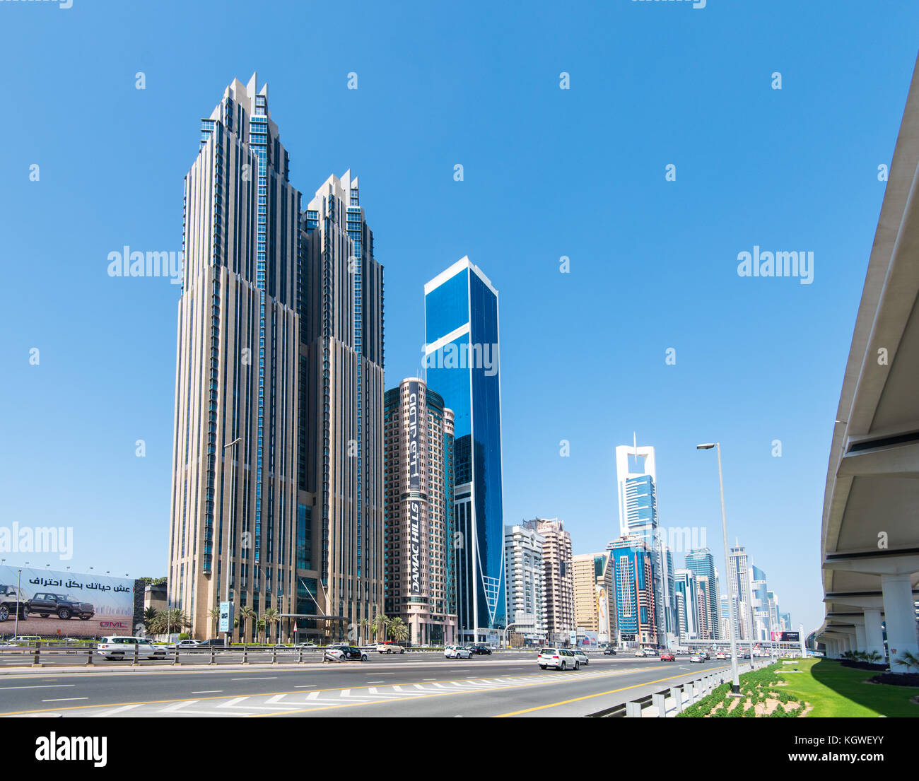 Dubaï, Émirats arabes unis - 29oct2017 : syscrapers avec sheik Zayed road, à Dubai. Banque D'Images