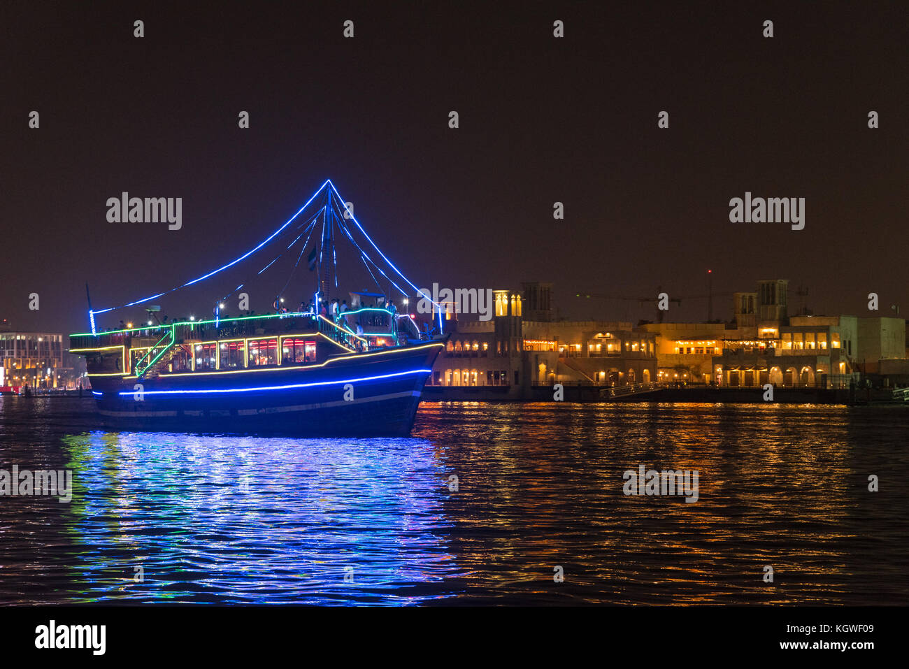 Dubaï, Émirats arabes unis - 29oct2017 : dhow touristique sur la crique de Dubaï. Banque D'Images