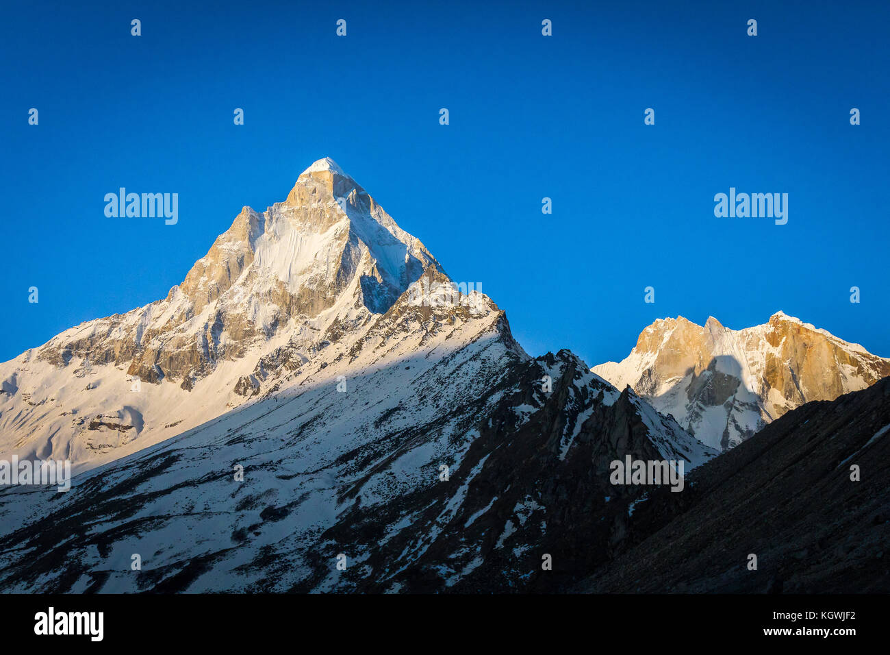 Pic shivling planer une menace sur le puissant meru sommet pendant le lever du soleil, capturées à l'Himalaya indien à tapovan Banque D'Images