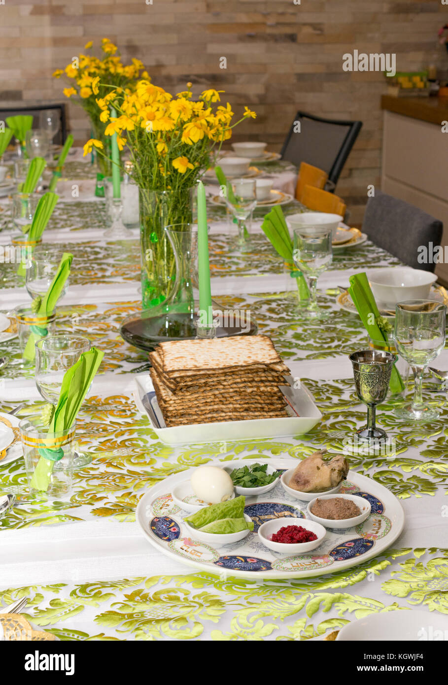 Fête de Pessah tableau moderne avec des décorations vertes et or à Tel Aviv, Israël, complet avec matsot et un seder traditionnel plaque. Banque D'Images