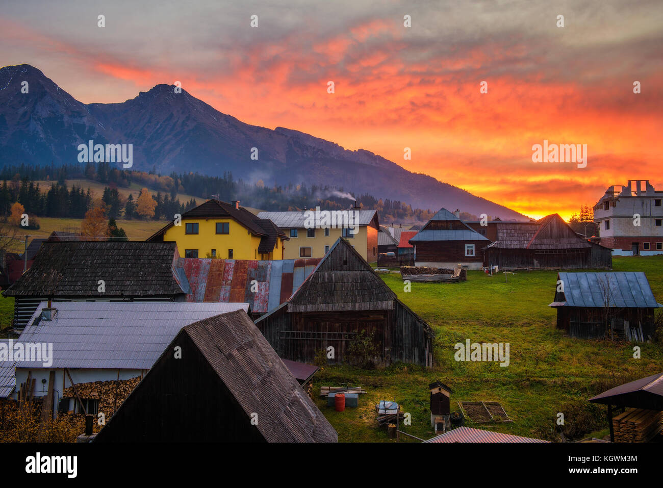 Coucher du soleil dans le village de zdiar sous Hautes Tatras en Slovaquie Banque D'Images