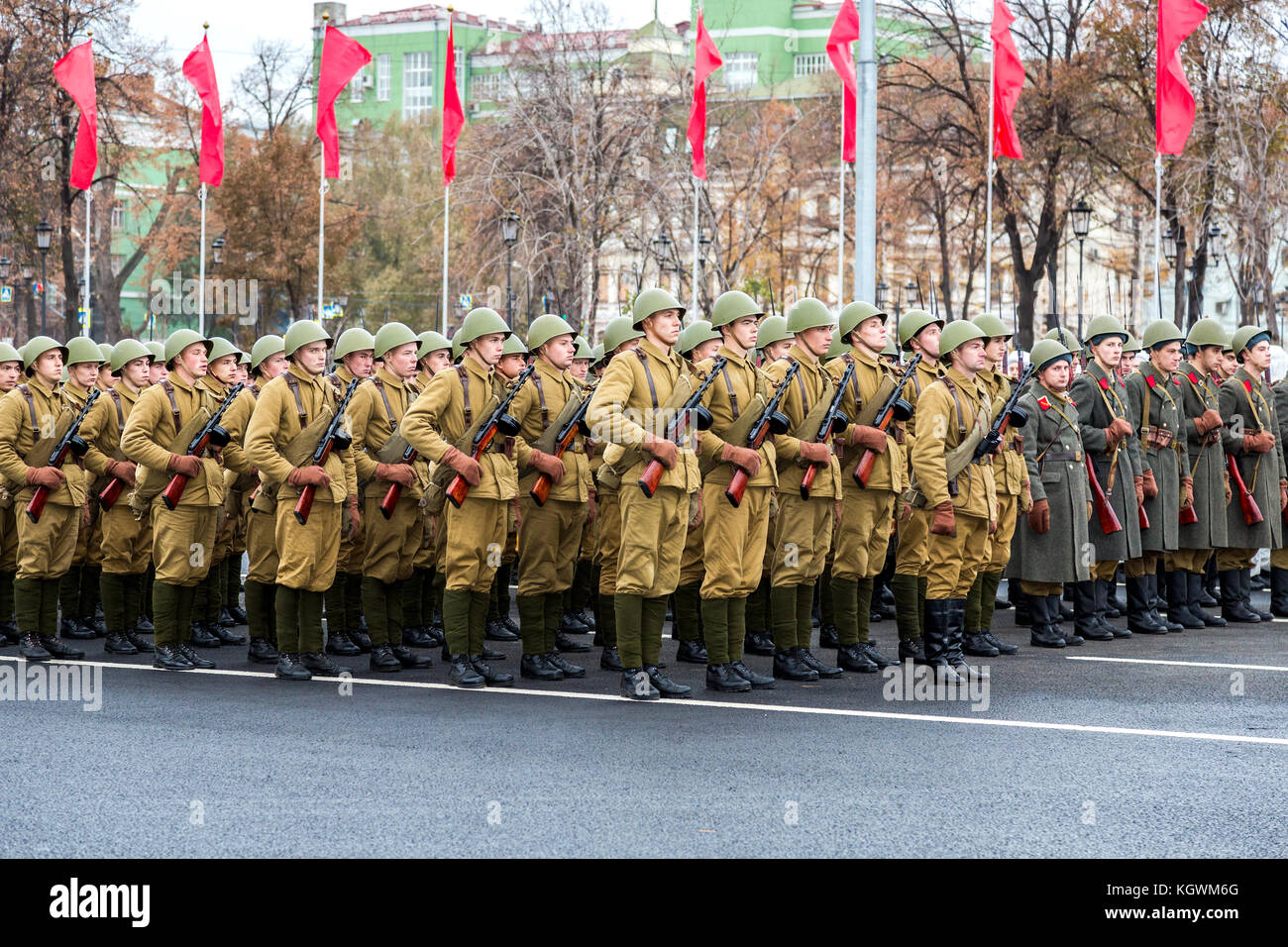 Samara, Russie - 6 novembreб 2017 : soldats en vieil uniforme militaire soviétique. Reconstitution du défilé en 1941 sur la place Kuibyshev Banque D'Images