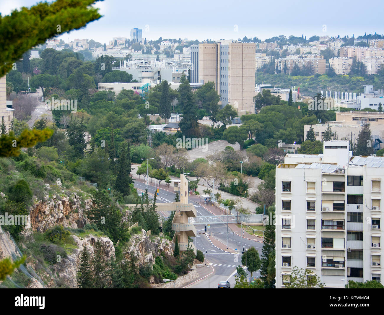 Oiseau de l'Haifa Technion - Israel Institute of Technology, le Carmel et les montagnes. La baie de Haïfa de Nesher Banque D'Images