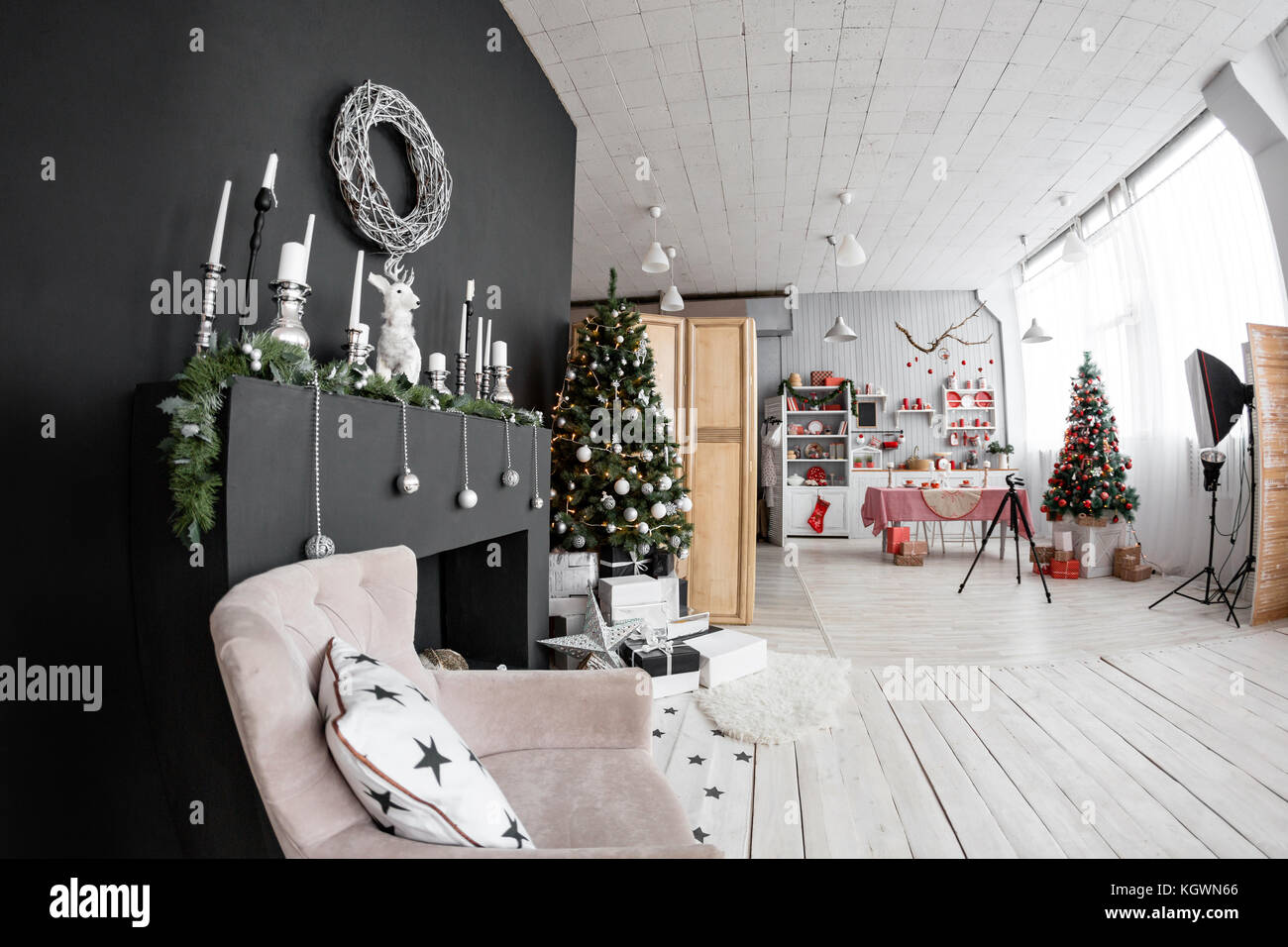 L'espace dans le studio photo avec la lumière du jour. Les décorations de  Noël Photo Stock - Alamy