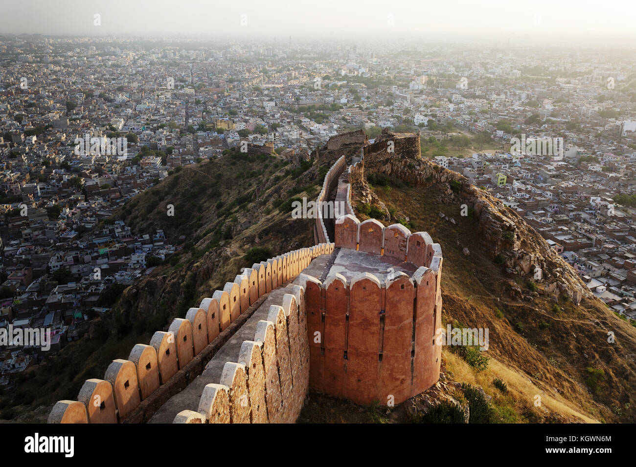 Fort Nahargarh murs et le panorama de Jaipur, Rajasthan, Inde. Banque D'Images