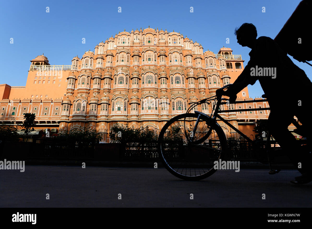 Silhouette d'un rikshaw devant Hawa Mahal Palace dans les rues de Jaipur, Rjasthan, Inde. Banque D'Images