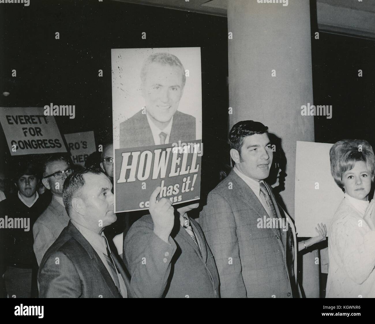 Les gens défilent à l'Université d'État de Caroline du Nord, Raleigh, Caroline du Nord, tenant des affiches lisant Everett pour le Congrès et Howell Has It, faisant probablement la promotion des politiciens Everett Dirksen et Howell Heflin, 1970. () Banque D'Images