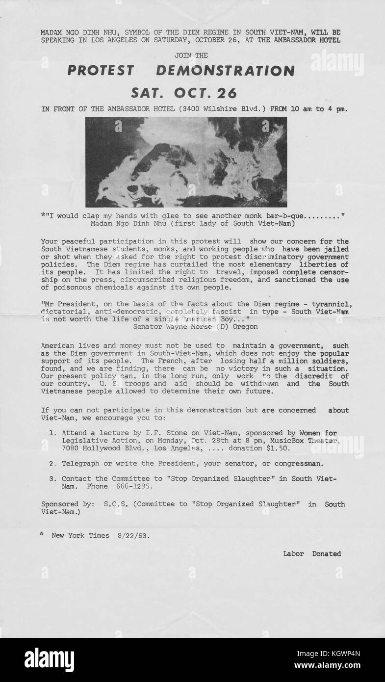 Affiche appelant à une manifestation contre Madame Ngo Dinh Nhu (alias la Dame du Dragon et la première Dame du Vietnam), qui suggérait que davantage de moines Buddists s'immoler pendant la guerre du Vietnam, parmi les premières affiches de protestation contre la guerre du Vietnam, Los Angeles, Californie, le 22 août 1963. () Banque D'Images
