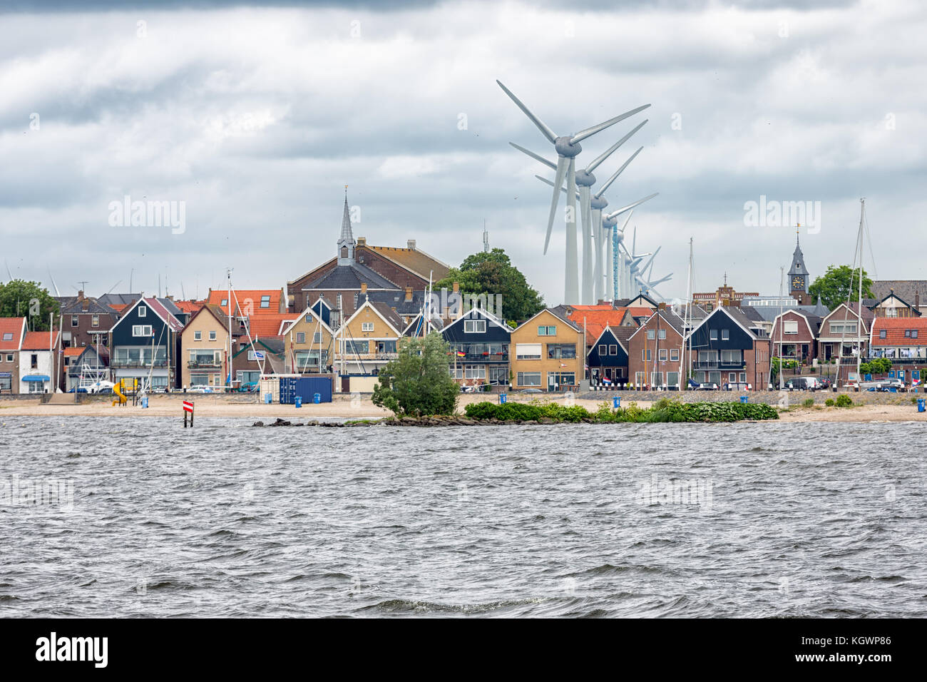 Village de Seascape urk aux éoliennes élever au-dessus des maisons Banque D'Images