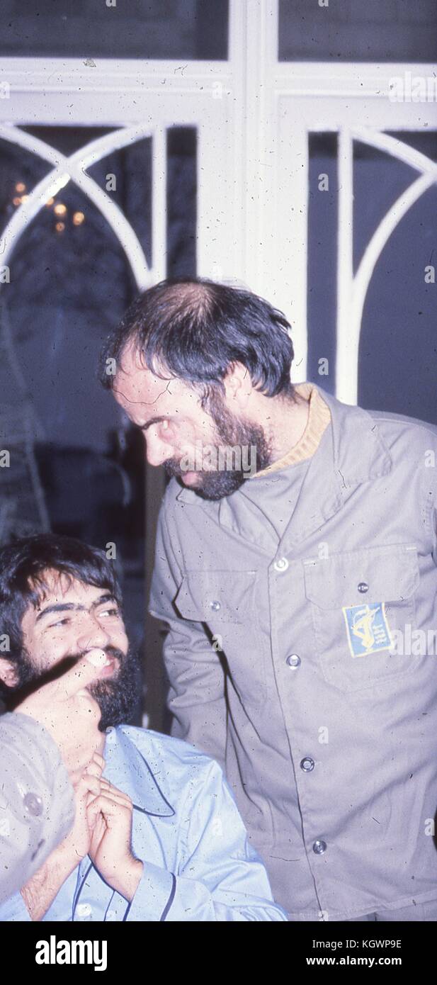 Scène d'hommes barbus portant des uniformes de soldats, dans une salle de banquet en Iran, mars 1983. Dommages importants sur la photo originale. () Banque D'Images